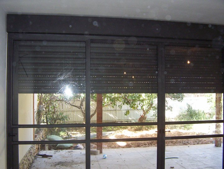 חלון בלגי 7300 + תריס גלילה חשמלי