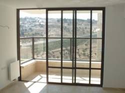 מעקה אלומיניום וזכוכית
